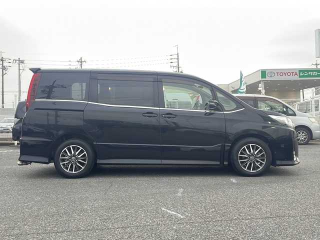 トヨタ ノア Si サイドリフトアップ 愛知県 2015(平27)年 4.5万km ブラック /禁煙/ディーラー整備記録簿H30//メモリナビ/フルセグ/CD/DVD/BT/USB//助手席サイドリフトアップ//バックカメラ//革巻きステア/ステアスイッチ//純正16インチAW//純正フロアマット//純正ドアバイザー//プッシュスタート/スマートキー//サンシェード（セカンドシート）//右側パワースライドドア//アイドリングストップ//横滑り防止装置//HIDヘッドライト//オートライト//電格ミラー//新車時保証書//取扱説明書//スペアキー