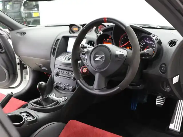 日産 フェアレディ Ｚ ニスモ 三重県 2021(令3)年 0.7万km ブリリアントホワイトパール カーウイングスナビゲーションシステム/・カーウイングス対応HDDナビ/・地デジTV/・DVD/CD/・BOSEサウンドシステム(8スピーカー)/・アクティブサウンドコントロール/・アクティブノイズコントロール/・ステアリングスイッチ/バックカメラ/「nismo」ロゴ入280km/hスケールアナログメーター/車両情報ディスプレイ/3連サブメーター/「nismo」ロゴ/レッドステッチ入RECARO製革/スエード調ファブリックコンビバケットシート/レッドステッチ入革/アルカンターラ巻コンビステアリングホイール/ステアリングスイッチ/MTシンクロレブコントロール/純正19インチRAYS製ブラック塗装アルミホイール/レッドアルミキャリパー対向ビストンブレーキ/リアビスカスLSD/VDC/TCS/専用チューニングコンピューター/YAMAHA製パフォーマンスダンパー/専用サスペンション/ブラック加飾HIDヘッドランプ/・オートライト/プッシュエンジンスタート/インテリジェントキー×2/新車時保証書/取扱説明書