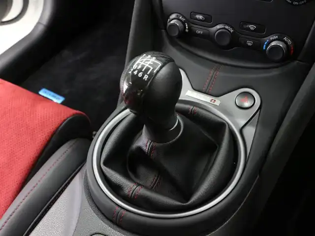日産 フェアレディ Ｚ ニスモ 三重県 2021(令3)年 0.7万km ブリリアントホワイトパール カーウイングスナビゲーションシステム/・カーウイングス対応HDDナビ/・地デジTV/・DVD/CD/・BOSEサウンドシステム(8スピーカー)/・アクティブサウンドコントロール/・アクティブノイズコントロール/・ステアリングスイッチ/バックカメラ/「nismo」ロゴ入280km/hスケールアナログメーター/車両情報ディスプレイ/3連サブメーター/「nismo」ロゴ/レッドステッチ入RECARO製革/スエード調ファブリックコンビバケットシート/レッドステッチ入革/アルカンターラ巻コンビステアリングホイール/ステアリングスイッチ/MTシンクロレブコントロール/純正19インチRAYS製ブラック塗装アルミホイール/レッドアルミキャリパー対向ビストンブレーキ/リアビスカスLSD/VDC/TCS/専用チューニングコンピューター/YAMAHA製パフォーマンスダンパー/専用サスペンション/ブラック加飾HIDヘッドランプ/・オートライト/プッシュエンジンスタート/インテリジェントキー×2/新車時保証書/取扱説明書