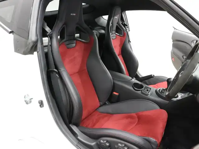 日産 フェアレディ Ｚ ニスモ 三重県 2021(令3)年 0.7万km ブリリアントホワイトパール カーウイングスナビゲーションシステム/・カーウイングス対応HDDナビ/・地デジTV/・DVD/CD/・BOSEサウンドシステム(8スピーカー)/・アクティブサウンドコントロール/・アクティブノイズコントロール/・ステアリングスイッチ/バックカメラ/「nismo」ロゴ入280km/hスケールアナログメーター/車両情報ディスプレイ/3連サブメーター/「nismo」ロゴ/レッドステッチ入RECARO製革/スエード調ファブリックコンビバケットシート/レッドステッチ入革/アルカンターラ巻コンビステアリングホイール/ステアリングスイッチ/MTシンクロレブコントロール/純正19インチRAYS製ブラック塗装アルミホイール/レッドアルミキャリパー対向ビストンブレーキ/リアビスカスLSD/VDC/TCS/専用チューニングコンピューター/YAMAHA製パフォーマンスダンパー/専用サスペンション/ブラック加飾HIDヘッドランプ/・オートライト/プッシュエンジンスタート/インテリジェントキー×2/新車時保証書/取扱説明書