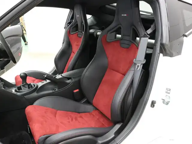 日産 フェアレディ Ｚ ニスモ 三重県 2021(令3)年 0.7万km ブリリアントホワイトパール カーウイングスナビゲーションシステム/・カーウイングス対応HDDナビ/・地デジTV/・DVD/CD/・BOSEサウンドシステム(8スピーカー)/・アクティブサウンドコントロール/・アクティブノイズコントロール/・ステアリングスイッチ/バックカメラ/「nismo」ロゴ入280km/hスケールアナログメーター/車両情報ディスプレイ/3連サブメーター/「nismo」ロゴ/レッドステッチ入RECARO製革/スエード調ファブリックコンビバケットシート/レッドステッチ入革/アルカンターラ巻コンビステアリングホイール/ステアリングスイッチ/MTシンクロレブコントロール/純正19インチRAYS製ブラック塗装アルミホイール/レッドアルミキャリパー対向ビストンブレーキ/リアビスカスLSD/VDC/TCS/専用チューニングコンピューター/YAMAHA製パフォーマンスダンパー/専用サスペンション/ブラック加飾HIDヘッドランプ/・オートライト/プッシュエンジンスタート/インテリジェントキー×2/新車時保証書/取扱説明書