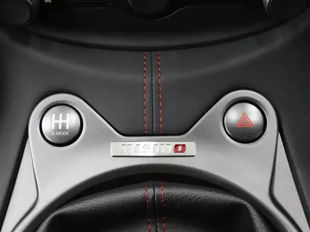 日産 フェアレディ Ｚ ニスモ 三重県 2021(令3)年 0.7万km ブリリアントホワイトパール カーウイングスナビゲーションシステム/・カーウイングス対応HDDナビ/・地デジTV/・DVD/CD/・BOSEサウンドシステム(8スピーカー)/・アクティブサウンドコントロール/・アクティブノイズコントロール/・ステアリングスイッチ/バックカメラ/「nismo」ロゴ入280km/hスケールアナログメーター/車両情報ディスプレイ/3連サブメーター/「nismo」ロゴ/レッドステッチ入RECARO製革/スエード調ファブリックコンビバケットシート/レッドステッチ入革/アルカンターラ巻コンビステアリングホイール/ステアリングスイッチ/MTシンクロレブコントロール/純正19インチRAYS製ブラック塗装アルミホイール/レッドアルミキャリパー対向ビストンブレーキ/リアビスカスLSD/VDC/TCS/専用チューニングコンピューター/YAMAHA製パフォーマンスダンパー/専用サスペンション/ブラック加飾HIDヘッドランプ/・オートライト/プッシュエンジンスタート/インテリジェントキー×2/新車時保証書/取扱説明書