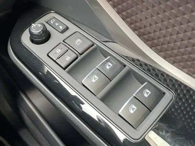 トヨタ Ｃ－ＨＲ G LEDエディション 島根県 2018(平30)年 5.1万km ホワイトパールクリスタルシャイン トヨタセーフティセンス/純正エアロ/純正9インチナビ/CD/DVD/DTV/Bluetooth/バックカメラ/レーダークルーズコントロール/LEDオートライト/オートマチックハイビーム /LDA/プリクラッシュセーフティ/ハーフレザー調シート/シートヒーター /純正18インチアルミホイール/ビルトインETC/ドライブレコーダー/クリアランスソナー /BSM/ステアリングスイッチ