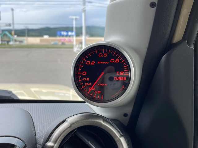 スズキ ジムニー XC 道東・釧路十勝 2018(平30)年 6.5万km シフォンアイボリーメタリックブラック2トーンルーフ ・４WD/・５速マニュアル/・社外ナビ/（BT/フルセグTV/SD/CD/DVD/USB/AM/FM）/・バックカメラ/・スズキセーフティサポート/・リフトアップ/・社外2本出しマフラー/・社外ウッドコンビステアリング/・ETC/・LEDヘッドライト/・前後ドライブレコーダー/・クルーズコントロール/・ダウンヒルアシストコントロール/・ヘッドライトウォッシャー/・ターボタイマー/・社外フロントバンパーガード/・社外16インチアルミホイール/・社外フロアマット/・社外ドアバイザー/・電動格納ミラー/・ウィンカーミラー