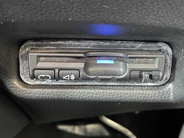 ホンダ フィット 13G Fパッケージ 千葉県 2015(平27)年 3.6万km アラバスターシルバーメタリック シティブレーキアクティブシステム/純正SDナビゲーション/（CD/DVD/SD/BT/ワンセグTV）/バックカメラ/ETC/アイドリングストップ/ステアリングスイッチ/キセノンライト/オートライト/ドアバイザー/電格ミラー/純正フロアマット/純正15インチアルミホイール