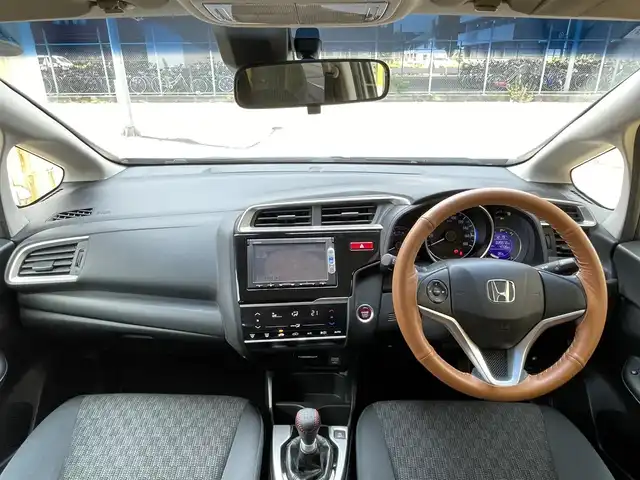 ホンダ フィット 13G Fパッケージ 千葉県 2015(平27)年 3.6万km アラバスターシルバーメタリック シティブレーキアクティブシステム/純正SDナビゲーション/（CD/DVD/SD/BT/ワンセグTV）/バックカメラ/ETC/アイドリングストップ/ステアリングスイッチ/キセノンライト/オートライト/ドアバイザー/電格ミラー/純正フロアマット/純正15インチアルミホイール