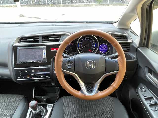 ホンダ フィット 13G Fパッケージ 千葉県 2015(平27)年 3.6万km アラバスターシルバーメタリック シティブレーキアクティブシステム/純正SDナビゲーション/（CD/DVD/SD/BT/ワンセグTV）/バックカメラ/ETC/アイドリングストップ/ステアリングスイッチ/キセノンライト/オートライト/ドアバイザー/電格ミラー/純正フロアマット/純正15インチアルミホイール