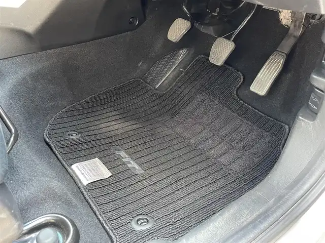 ホンダ フィット 13G Fパッケージ 千葉県 2015(平27)年 3.6万km アラバスターシルバーメタリック シティブレーキアクティブシステム/純正SDナビゲーション/（CD/DVD/SD/BT/ワンセグTV）/バックカメラ/ETC/アイドリングストップ/ステアリングスイッチ/キセノンライト/オートライト/ドアバイザー/電格ミラー/純正フロアマット/純正15インチアルミホイール