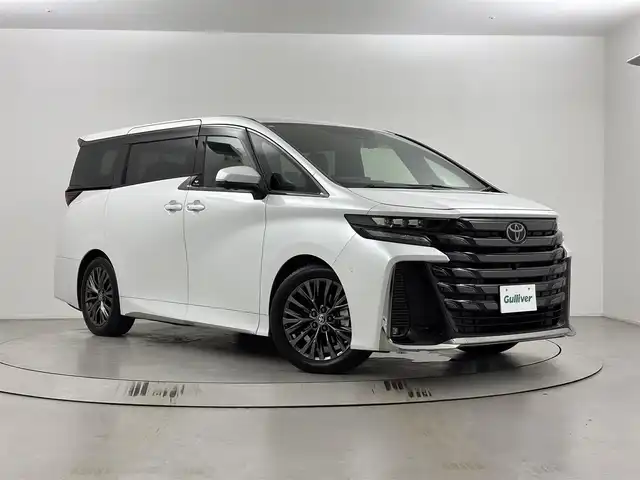 トヨタ ヴェルファイア ハイブリット Z プレミア 埼玉県 2023(令5)年 1.4万km プラチナホワイトパールマイカ 14インチ純正ナビ/　AM/FM/TV/USB/BT/両側パワースライドドア/衝突軽減ブレーキ/横滑り防止措置/レーンキープアシスト/レーダークルーズ/ロードサイドアシスト/コーナーセンサー/プロアクティブドライビングアシスト/レーンチェンジアシスト/ブラインドスポットモニター/後方車両接近告知/パーキングサポートブレーキ/安心降車アシスト/インテリジェントパーキングアシスト/ヒーデットドアミラー/ヒーデットウィンドウ/前席＋2列目シートヒーター、エアシート/N席＋2列目オットマン/ドライブレコーダー/電動リアゲート/ウッドコンビハンドル/置くだけ充電/ECOモード/EVモード/ブレーキホールド/ウインカーミラー/ドアバイザー/デジタルインナー/ハンドルヒーター/LEDヘッドライト/フォグランプ