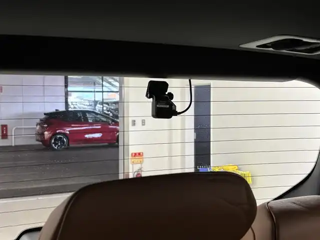 トヨタ ヴェルファイア ハイブリット Z プレミア 埼玉県 2023(令5)年 1.4万km プラチナホワイトパールマイカ 14インチ純正ナビ/　AM/FM/TV/USB/BT/両側パワースライドドア/衝突軽減ブレーキ/横滑り防止措置/レーンキープアシスト/レーダークルーズ/ロードサイドアシスト/コーナーセンサー/プロアクティブドライビングアシスト/レーンチェンジアシスト/ブラインドスポットモニター/後方車両接近告知/パーキングサポートブレーキ/安心降車アシスト/インテリジェントパーキングアシスト/ヒーデットドアミラー/ヒーデットウィンドウ/前席＋2列目シートヒーター、エアシート/N席＋2列目オットマン/ドライブレコーダー/電動リアゲート/ウッドコンビハンドル/置くだけ充電/ECOモード/EVモード/ブレーキホールド/ウインカーミラー/ドアバイザー/デジタルインナー/ハンドルヒーター/LEDヘッドライト/フォグランプ