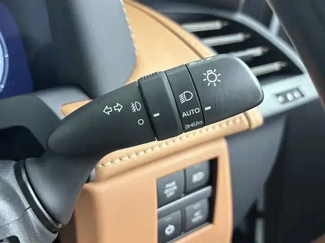 トヨタ ヴェルファイア ハイブリット Z プレミア 埼玉県 2023(令5)年 1.4万km プラチナホワイトパールマイカ 14インチ純正ナビ/　AM/FM/TV/USB/BT/両側パワースライドドア/衝突軽減ブレーキ/横滑り防止措置/レーンキープアシスト/レーダークルーズ/ロードサイドアシスト/コーナーセンサー/プロアクティブドライビングアシスト/レーンチェンジアシスト/ブラインドスポットモニター/後方車両接近告知/パーキングサポートブレーキ/安心降車アシスト/インテリジェントパーキングアシスト/ヒーデットドアミラー/ヒーデットウィンドウ/前席＋2列目シートヒーター、エアシート/N席＋2列目オットマン/ドライブレコーダー/電動リアゲート/ウッドコンビハンドル/置くだけ充電/ECOモード/EVモード/ブレーキホールド/ウインカーミラー/ドアバイザー/デジタルインナー/ハンドルヒーター/LEDヘッドライト/フォグランプ