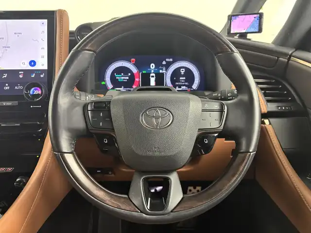 トヨタ ヴェルファイア ハイブリット Z プレミア 埼玉県 2023(令5)年 1.4万km プラチナホワイトパールマイカ 14インチ純正ナビ/　AM/FM/TV/USB/BT/両側パワースライドドア/衝突軽減ブレーキ/横滑り防止措置/レーンキープアシスト/レーダークルーズ/ロードサイドアシスト/コーナーセンサー/プロアクティブドライビングアシスト/レーンチェンジアシスト/ブラインドスポットモニター/後方車両接近告知/パーキングサポートブレーキ/安心降車アシスト/インテリジェントパーキングアシスト/ヒーデットドアミラー/ヒーデットウィンドウ/前席＋2列目シートヒーター、エアシート/N席＋2列目オットマン/ドライブレコーダー/電動リアゲート/ウッドコンビハンドル/置くだけ充電/ECOモード/EVモード/ブレーキホールド/ウインカーミラー/ドアバイザー/デジタルインナー/ハンドルヒーター/LEDヘッドライト/フォグランプ