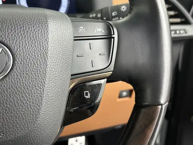 トヨタ ヴェルファイア ハイブリット Z プレミア 埼玉県 2023(令5)年 1.4万km プラチナホワイトパールマイカ 14インチ純正ナビ/　AM/FM/TV/USB/BT/両側パワースライドドア/衝突軽減ブレーキ/横滑り防止措置/レーンキープアシスト/レーダークルーズ/ロードサイドアシスト/コーナーセンサー/プロアクティブドライビングアシスト/レーンチェンジアシスト/ブラインドスポットモニター/後方車両接近告知/パーキングサポートブレーキ/安心降車アシスト/インテリジェントパーキングアシスト/ヒーデットドアミラー/ヒーデットウィンドウ/前席＋2列目シートヒーター、エアシート/N席＋2列目オットマン/ドライブレコーダー/電動リアゲート/ウッドコンビハンドル/置くだけ充電/ECOモード/EVモード/ブレーキホールド/ウインカーミラー/ドアバイザー/デジタルインナー/ハンドルヒーター/LEDヘッドライト/フォグランプ