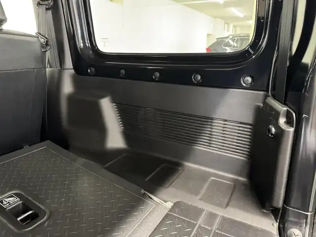 スズキ ジムニー シエラ JC 三重県 2018(平30)年 2万km ブルーイッシュブラックパール3 ガソリン/パートタイム4WD/フロア4AT/純正 8インチナビ AVIC-RLS901/（CD/DVD/MSV/SD/FM/AM/DTV/Bluetooth/iPod/USB/AUX）/バックカメラ/ドライブレコーダー 前後（デジタルミラー内蔵）/ETC/安全/・デュアルセンサーブレーキサポート/・車線逸脱警報機能/・ふらつき警報機能/・標識認識機能/・ハイビームアシスト/・トラクションコントロールシステム/・ヒルディセントコントロール/など/装備/・デジタルインナーミラー（ドラレコ一体型）/・純正シートカバー/・クルーズコントロール/・シートヒーター/・オートエアコン/・ステアリングスイッチ/・オートライト/・LEDヘッドランプ/・フロントフォグランプ/・プッシュスタート/・電動格納ドアミラー/・純正15inAW/・背面スペアタイヤ/・DC→AC電源インバータ/・スマートキーx1/など