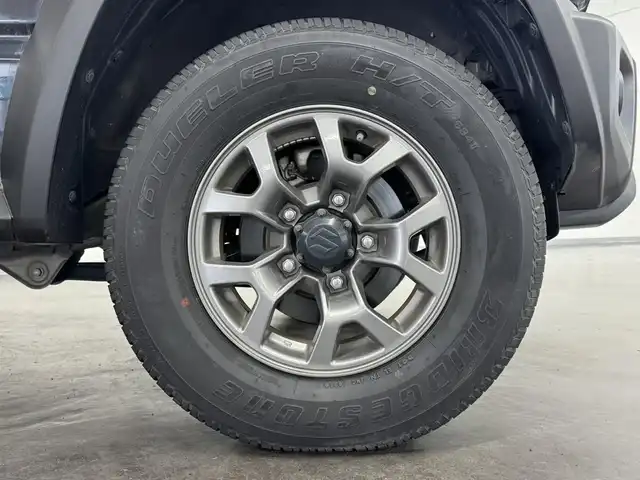 スズキ ジムニー シエラ JC 三重県 2018(平30)年 2万km ブルーイッシュブラックパール3 ガソリン/パートタイム4WD/フロア4AT/純正 8インチナビ AVIC-RLS901/（CD/DVD/MSV/SD/FM/AM/DTV/Bluetooth/iPod/USB/AUX）/バックカメラ/ドライブレコーダー 前後（デジタルミラー内蔵）/ETC/安全/・デュアルセンサーブレーキサポート/・車線逸脱警報機能/・ふらつき警報機能/・標識認識機能/・ハイビームアシスト/・トラクションコントロールシステム/・ヒルディセントコントロール/など/装備/・デジタルインナーミラー（ドラレコ一体型）/・純正シートカバー/・クルーズコントロール/・シートヒーター/・オートエアコン/・ステアリングスイッチ/・オートライト/・LEDヘッドランプ/・フロントフォグランプ/・プッシュスタート/・電動格納ドアミラー/・純正15inAW/・背面スペアタイヤ/・DC→AC電源インバータ/・スマートキーx1/など