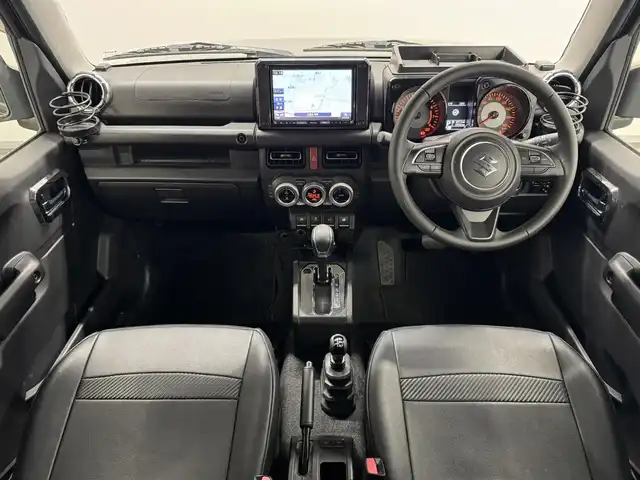 スズキ ジムニー シエラ JC 三重県 2018(平30)年 2万km ブルーイッシュブラックパール3 ガソリン/パートタイム4WD/フロア4AT/純正 8インチナビ AVIC-RLS901/（CD/DVD/MSV/SD/FM/AM/DTV/Bluetooth/iPod/USB/AUX）/バックカメラ/ドライブレコーダー 前後（デジタルミラー内蔵）/ETC/安全/・デュアルセンサーブレーキサポート/・車線逸脱警報機能/・ふらつき警報機能/・標識認識機能/・ハイビームアシスト/・トラクションコントロールシステム/・ヒルディセントコントロール/など/装備/・デジタルインナーミラー（ドラレコ一体型）/・純正シートカバー/・クルーズコントロール/・シートヒーター/・オートエアコン/・ステアリングスイッチ/・オートライト/・LEDヘッドランプ/・フロントフォグランプ/・プッシュスタート/・電動格納ドアミラー/・純正15inAW/・背面スペアタイヤ/・DC→AC電源インバータ/・スマートキーx1/など