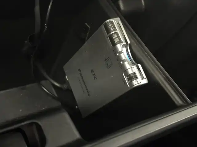 スズキ ジムニー シエラ JC 三重県 2018(平30)年 2万km ブルーイッシュブラックパール3 ガソリン/パートタイム4WD/フロア4AT/純正 8インチナビ AVIC-RLS901/（CD/DVD/MSV/SD/FM/AM/DTV/Bluetooth/iPod/USB/AUX）/バックカメラ/ドライブレコーダー 前後（デジタルミラー内蔵）/ETC/安全/・デュアルセンサーブレーキサポート/・車線逸脱警報機能/・ふらつき警報機能/・標識認識機能/・ハイビームアシスト/・トラクションコントロールシステム/・ヒルディセントコントロール/など/装備/・デジタルインナーミラー（ドラレコ一体型）/・純正シートカバー/・クルーズコントロール/・シートヒーター/・オートエアコン/・ステアリングスイッチ/・オートライト/・LEDヘッドランプ/・フロントフォグランプ/・プッシュスタート/・電動格納ドアミラー/・純正15inAW/・背面スペアタイヤ/・DC→AC電源インバータ/・スマートキーx1/など