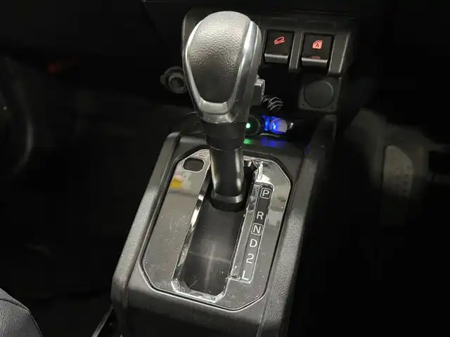 スズキ ジムニー シエラ JC 三重県 2018(平30)年 2万km ブルーイッシュブラックパール3 ガソリン/パートタイム4WD/フロア4AT/純正 8インチナビ AVIC-RLS901/（CD/DVD/MSV/SD/FM/AM/DTV/Bluetooth/iPod/USB/AUX）/バックカメラ/ドライブレコーダー 前後（デジタルミラー内蔵）/ETC/安全/・デュアルセンサーブレーキサポート/・車線逸脱警報機能/・ふらつき警報機能/・標識認識機能/・ハイビームアシスト/・トラクションコントロールシステム/・ヒルディセントコントロール/など/装備/・デジタルインナーミラー（ドラレコ一体型）/・純正シートカバー/・クルーズコントロール/・シートヒーター/・オートエアコン/・ステアリングスイッチ/・オートライト/・LEDヘッドランプ/・フロントフォグランプ/・プッシュスタート/・電動格納ドアミラー/・純正15inAW/・背面スペアタイヤ/・DC→AC電源インバータ/・スマートキーx1/など