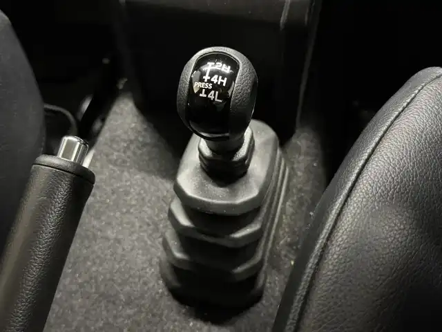 スズキ ジムニー シエラ JC 三重県 2018(平30)年 2万km ブルーイッシュブラックパール3 ガソリン/パートタイム4WD/フロア4AT/純正 8インチナビ AVIC-RLS901/（CD/DVD/MSV/SD/FM/AM/DTV/Bluetooth/iPod/USB/AUX）/バックカメラ/ドライブレコーダー 前後（デジタルミラー内蔵）/ETC/安全/・デュアルセンサーブレーキサポート/・車線逸脱警報機能/・ふらつき警報機能/・標識認識機能/・ハイビームアシスト/・トラクションコントロールシステム/・ヒルディセントコントロール/など/装備/・デジタルインナーミラー（ドラレコ一体型）/・純正シートカバー/・クルーズコントロール/・シートヒーター/・オートエアコン/・ステアリングスイッチ/・オートライト/・LEDヘッドランプ/・フロントフォグランプ/・プッシュスタート/・電動格納ドアミラー/・純正15inAW/・背面スペアタイヤ/・DC→AC電源インバータ/・スマートキーx1/など