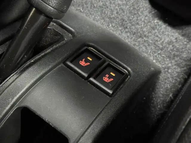 スズキ ジムニー シエラ JC 三重県 2018(平30)年 2万km ブルーイッシュブラックパール3 ガソリン/パートタイム4WD/フロア4AT/純正 8インチナビ AVIC-RLS901/（CD/DVD/MSV/SD/FM/AM/DTV/Bluetooth/iPod/USB/AUX）/バックカメラ/ドライブレコーダー 前後（デジタルミラー内蔵）/ETC/安全/・デュアルセンサーブレーキサポート/・車線逸脱警報機能/・ふらつき警報機能/・標識認識機能/・ハイビームアシスト/・トラクションコントロールシステム/・ヒルディセントコントロール/など/装備/・デジタルインナーミラー（ドラレコ一体型）/・純正シートカバー/・クルーズコントロール/・シートヒーター/・オートエアコン/・ステアリングスイッチ/・オートライト/・LEDヘッドランプ/・フロントフォグランプ/・プッシュスタート/・電動格納ドアミラー/・純正15inAW/・背面スペアタイヤ/・DC→AC電源インバータ/・スマートキーx1/など