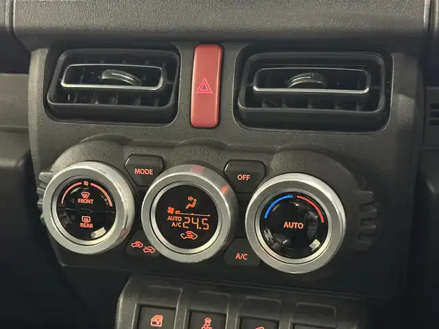 スズキ ジムニー シエラ JC 三重県 2018(平30)年 2万km ブルーイッシュブラックパール3 ガソリン/パートタイム4WD/フロア4AT/純正 8インチナビ AVIC-RLS901/（CD/DVD/MSV/SD/FM/AM/DTV/Bluetooth/iPod/USB/AUX）/バックカメラ/ドライブレコーダー 前後（デジタルミラー内蔵）/ETC/安全/・デュアルセンサーブレーキサポート/・車線逸脱警報機能/・ふらつき警報機能/・標識認識機能/・ハイビームアシスト/・トラクションコントロールシステム/・ヒルディセントコントロール/など/装備/・デジタルインナーミラー（ドラレコ一体型）/・純正シートカバー/・クルーズコントロール/・シートヒーター/・オートエアコン/・ステアリングスイッチ/・オートライト/・LEDヘッドランプ/・フロントフォグランプ/・プッシュスタート/・電動格納ドアミラー/・純正15inAW/・背面スペアタイヤ/・DC→AC電源インバータ/・スマートキーx1/など
