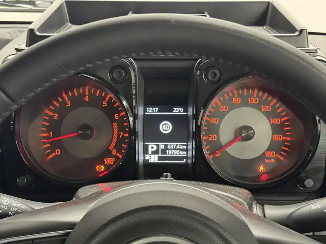 スズキ ジムニー シエラ JC 三重県 2018(平30)年 2万km ブルーイッシュブラックパール3 ガソリン/パートタイム4WD/フロア4AT/純正 8インチナビ AVIC-RLS901/（CD/DVD/MSV/SD/FM/AM/DTV/Bluetooth/iPod/USB/AUX）/バックカメラ/ドライブレコーダー 前後（デジタルミラー内蔵）/ETC/安全/・デュアルセンサーブレーキサポート/・車線逸脱警報機能/・ふらつき警報機能/・標識認識機能/・ハイビームアシスト/・トラクションコントロールシステム/・ヒルディセントコントロール/など/装備/・デジタルインナーミラー（ドラレコ一体型）/・純正シートカバー/・クルーズコントロール/・シートヒーター/・オートエアコン/・ステアリングスイッチ/・オートライト/・LEDヘッドランプ/・フロントフォグランプ/・プッシュスタート/・電動格納ドアミラー/・純正15inAW/・背面スペアタイヤ/・DC→AC電源インバータ/・スマートキーx1/など