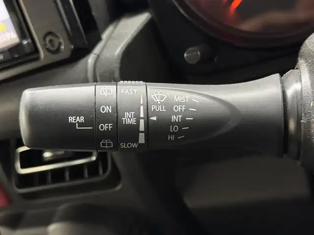 スズキ ジムニー シエラ JC 三重県 2018(平30)年 2万km ブルーイッシュブラックパール3 ガソリン/パートタイム4WD/フロア4AT/純正 8インチナビ AVIC-RLS901/（CD/DVD/MSV/SD/FM/AM/DTV/Bluetooth/iPod/USB/AUX）/バックカメラ/ドライブレコーダー 前後（デジタルミラー内蔵）/ETC/安全/・デュアルセンサーブレーキサポート/・車線逸脱警報機能/・ふらつき警報機能/・標識認識機能/・ハイビームアシスト/・トラクションコントロールシステム/・ヒルディセントコントロール/など/装備/・デジタルインナーミラー（ドラレコ一体型）/・純正シートカバー/・クルーズコントロール/・シートヒーター/・オートエアコン/・ステアリングスイッチ/・オートライト/・LEDヘッドランプ/・フロントフォグランプ/・プッシュスタート/・電動格納ドアミラー/・純正15inAW/・背面スペアタイヤ/・DC→AC電源インバータ/・スマートキーx1/など