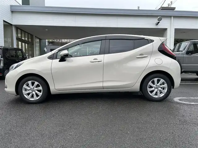 トヨタ アクア Z 長崎県 2025(令7)年 1.2万km クリアベージュメタリック ワンオーナー/純正ディスプレイオーディオ/（AM、FM、Miracast、BTオーディオ）/全周囲カメラ/バックカメラ/フロントカメラ/サイドカメラ/AC100V電源/先進装備/追従付きクルーズコントロール/ブラインドスポットモニター/オートハイビーム/プリクラッシュセーフティー/ロードサインアシスト/パーキングサポートブレーキ/リヤクロストラフィックアラート/先行車発進通知/後退時速度抑制機能/・・・・・・・/ステアリングリモコン/電格ウィンカーミラー/ビルトインETC/純正フロアマット/トランクマット/AAC/オートライト/オールオートパワーウィンドウ/ヘッドライトレベライザー/前後クリアランスソナー/ミラー型純正ドラレコ/リヤシートリマインダー/ABS/横滑り防止/Wエアバッグ/スペアキー/取扱説明書/新車時保証書/オーディオ取扱説明書