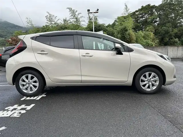 トヨタ アクア Z 長崎県 2025(令7)年 1.2万km クリアベージュメタリック ワンオーナー/純正ディスプレイオーディオ/（AM、FM、Miracast、BTオーディオ）/全周囲カメラ/バックカメラ/フロントカメラ/サイドカメラ/AC100V電源/先進装備/追従付きクルーズコントロール/ブラインドスポットモニター/オートハイビーム/プリクラッシュセーフティー/ロードサインアシスト/パーキングサポートブレーキ/リヤクロストラフィックアラート/先行車発進通知/後退時速度抑制機能/・・・・・・・/ステアリングリモコン/電格ウィンカーミラー/ビルトインETC/純正フロアマット/トランクマット/AAC/オートライト/オールオートパワーウィンドウ/ヘッドライトレベライザー/前後クリアランスソナー/ミラー型純正ドラレコ/リヤシートリマインダー/ABS/横滑り防止/Wエアバッグ/スペアキー/取扱説明書/新車時保証書/オーディオ取扱説明書