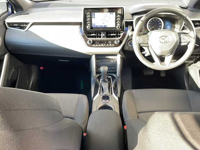 トヨタ カローラ クロス ハイブリッド G 山形県 2023(令5)年 1.6万km ダークブルーマイカM ・４WD/・純正ディスプレイオーディオ/Bluetooth/CD/DVD//AppleCarPlay/AndroidAuto/・バックカメラ/・ビルトインETC/・レーダークルーズコントロール/・レーントレーシングアシスト/・プリクラッシュセーフティ/・ロードサインアシスト/・先行車発進告知/・ハイビームアシスト/・LEDヘッドランプ/・前後クリアランスソナー/・パーキングサポートブレーキ/・電子パーキング/・ブレーキホールド/・純正マット/・保証書/・取扱説明書