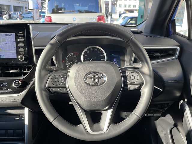 トヨタ カローラ クロス ハイブリッド G 山形県 2023(令5)年 1.6万km ダークブルーマイカM ・４WD/・純正ディスプレイオーディオ/Bluetooth/CD/DVD//AppleCarPlay/AndroidAuto/・バックカメラ/・ビルトインETC/・レーダークルーズコントロール/・レーントレーシングアシスト/・プリクラッシュセーフティ/・ロードサインアシスト/・先行車発進告知/・ハイビームアシスト/・LEDヘッドランプ/・前後クリアランスソナー/・パーキングサポートブレーキ/・電子パーキング/・ブレーキホールド/・純正マット/・保証書/・取扱説明書