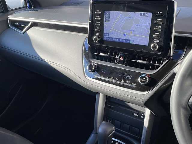 トヨタ カローラ クロス ハイブリッド G 山形県 2023(令5)年 1.6万km ダークブルーマイカM ・４WD/・純正ディスプレイオーディオ/Bluetooth/CD/DVD//AppleCarPlay/AndroidAuto/・バックカメラ/・ビルトインETC/・レーダークルーズコントロール/・レーントレーシングアシスト/・プリクラッシュセーフティ/・ロードサインアシスト/・先行車発進告知/・ハイビームアシスト/・LEDヘッドランプ/・前後クリアランスソナー/・パーキングサポートブレーキ/・電子パーキング/・ブレーキホールド/・純正マット/・保証書/・取扱説明書