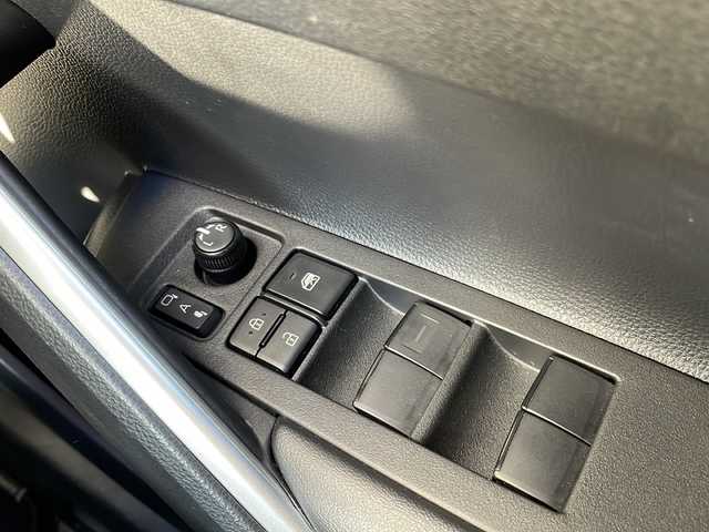 トヨタ カローラ クロス ハイブリッド G 山形県 2023(令5)年 1.6万km ダークブルーマイカM ・４WD/・純正ディスプレイオーディオ/Bluetooth/CD/DVD//AppleCarPlay/AndroidAuto/・バックカメラ/・ビルトインETC/・レーダークルーズコントロール/・レーントレーシングアシスト/・プリクラッシュセーフティ/・ロードサインアシスト/・先行車発進告知/・ハイビームアシスト/・LEDヘッドランプ/・前後クリアランスソナー/・パーキングサポートブレーキ/・電子パーキング/・ブレーキホールド/・純正マット/・保証書/・取扱説明書