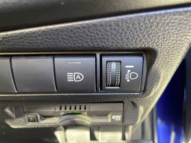 トヨタ カローラ クロス ハイブリッド G 山形県 2023(令5)年 1.6万km ダークブルーマイカM ・４WD/・純正ディスプレイオーディオ/Bluetooth/CD/DVD//AppleCarPlay/AndroidAuto/・バックカメラ/・ビルトインETC/・レーダークルーズコントロール/・レーントレーシングアシスト/・プリクラッシュセーフティ/・ロードサインアシスト/・先行車発進告知/・ハイビームアシスト/・LEDヘッドランプ/・前後クリアランスソナー/・パーキングサポートブレーキ/・電子パーキング/・ブレーキホールド/・純正マット/・保証書/・取扱説明書