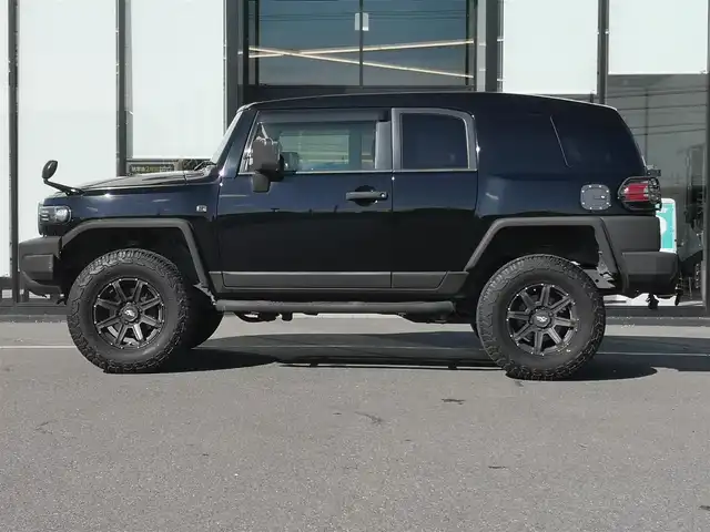 トヨタ ＦＪクルーザー ブラックカラーパッケージ 茨城県 2013(平25)年 11.3万km ブラック/ホワイト 純正ナビ/【AM・FM・CD・DVD・SD・TV・DS・BT】/クルコン/Bカメラ/後方コーナーセンサー/ステリモ/背面タイヤ積み込み/LEDライト/手動サイドミラー/フェンダーミラー/純正フロアマット/社外アルミホイール