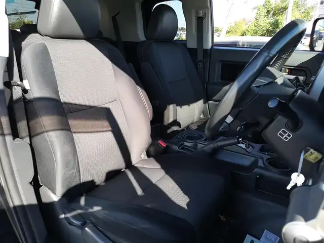 トヨタ ＦＪクルーザー ブラックカラーパッケージ 茨城県 2013(平25)年 11.3万km ブラック/ホワイト 純正ナビ/【AM・FM・CD・DVD・SD・TV・DS・BT】/クルコン/Bカメラ/後方コーナーセンサー/ステリモ/背面タイヤ積み込み/LEDライト/手動サイドミラー/フェンダーミラー/純正フロアマット/社外アルミホイール