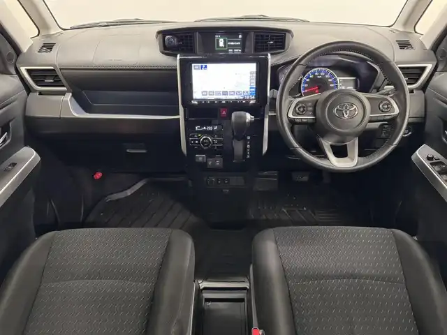 トヨタ ルーミー カスタムG 三重県 2023(令5)年 1.9万km パールホワイトⅢ 後期モデル/ガソリン/FF/インパネCVT/ケンウッド 9インチ『彩速ナビ』 MDV-M909HDL/（FM/AM/CD/DVD/iPod/USB/SD/内蔵メモリ/TV/RCA/Bluetooth/HDMI/ワイヤレスミラーリング）/バックカメラ/両側パワースライドドア/ドライブレコーダー 前後/ビルトイン ETC/衝突回避支援システム（スマートアシスト3）/●衝突警報機能（対車両・対歩行者）/●衝突回避支援ブレーキ機能（対車両・対歩行者）/●誤発進抑制制御機能（前方・後方）/●車線逸脱警報機能/●オートハイビーム/●先行車発進お知らせ機能/・コーナーセンサー（フロントx4/リヤx4、接近お知らせ表示付）/装備/【OP】コンフォートパッケージ/●運転席・助手席シートヒーター/●シートバックテーブル［買い物フック・ドリンクホルダー2個付］（運転席・助手席）/・オートエアコン/・オートライト/・LEDヘッドランプ/・フロントフォグランプ/・ステアリングスイッチ/・プッシュスタート/・スマートキーx1/・純正14inAW/など