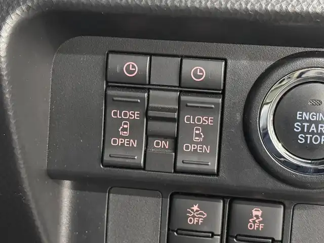 トヨタ ルーミー カスタムG 三重県 2023(令5)年 1.9万km パールホワイトⅢ 後期モデル/ガソリン/FF/インパネCVT/ケンウッド 9インチ『彩速ナビ』 MDV-M909HDL/（FM/AM/CD/DVD/iPod/USB/SD/内蔵メモリ/TV/RCA/Bluetooth/HDMI/ワイヤレスミラーリング）/バックカメラ/両側パワースライドドア/ドライブレコーダー 前後/ビルトイン ETC/衝突回避支援システム（スマートアシスト3）/●衝突警報機能（対車両・対歩行者）/●衝突回避支援ブレーキ機能（対車両・対歩行者）/●誤発進抑制制御機能（前方・後方）/●車線逸脱警報機能/●オートハイビーム/●先行車発進お知らせ機能/・コーナーセンサー（フロントx4/リヤx4、接近お知らせ表示付）/装備/【OP】コンフォートパッケージ/●運転席・助手席シートヒーター/●シートバックテーブル［買い物フック・ドリンクホルダー2個付］（運転席・助手席）/・オートエアコン/・オートライト/・LEDヘッドランプ/・フロントフォグランプ/・ステアリングスイッチ/・プッシュスタート/・スマートキーx1/・純正14inAW/など