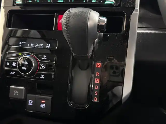 トヨタ ルーミー カスタムG 三重県 2023(令5)年 1.9万km パールホワイトⅢ 後期モデル/ガソリン/FF/インパネCVT/ケンウッド 9インチ『彩速ナビ』 MDV-M909HDL/（FM/AM/CD/DVD/iPod/USB/SD/内蔵メモリ/TV/RCA/Bluetooth/HDMI/ワイヤレスミラーリング）/バックカメラ/両側パワースライドドア/ドライブレコーダー 前後/ビルトイン ETC/衝突回避支援システム（スマートアシスト3）/●衝突警報機能（対車両・対歩行者）/●衝突回避支援ブレーキ機能（対車両・対歩行者）/●誤発進抑制制御機能（前方・後方）/●車線逸脱警報機能/●オートハイビーム/●先行車発進お知らせ機能/・コーナーセンサー（フロントx4/リヤx4、接近お知らせ表示付）/装備/【OP】コンフォートパッケージ/●運転席・助手席シートヒーター/●シートバックテーブル［買い物フック・ドリンクホルダー2個付］（運転席・助手席）/・オートエアコン/・オートライト/・LEDヘッドランプ/・フロントフォグランプ/・ステアリングスイッチ/・プッシュスタート/・スマートキーx1/・純正14inAW/など