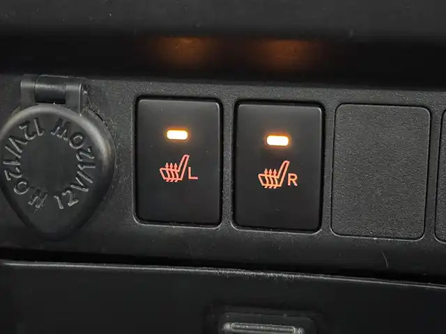 トヨタ ルーミー カスタムG 三重県 2023(令5)年 1.9万km パールホワイトⅢ 後期モデル/ガソリン/FF/インパネCVT/ケンウッド 9インチ『彩速ナビ』 MDV-M909HDL/（FM/AM/CD/DVD/iPod/USB/SD/内蔵メモリ/TV/RCA/Bluetooth/HDMI/ワイヤレスミラーリング）/バックカメラ/両側パワースライドドア/ドライブレコーダー 前後/ビルトイン ETC/衝突回避支援システム（スマートアシスト3）/●衝突警報機能（対車両・対歩行者）/●衝突回避支援ブレーキ機能（対車両・対歩行者）/●誤発進抑制制御機能（前方・後方）/●車線逸脱警報機能/●オートハイビーム/●先行車発進お知らせ機能/・コーナーセンサー（フロントx4/リヤx4、接近お知らせ表示付）/装備/【OP】コンフォートパッケージ/●運転席・助手席シートヒーター/●シートバックテーブル［買い物フック・ドリンクホルダー2個付］（運転席・助手席）/・オートエアコン/・オートライト/・LEDヘッドランプ/・フロントフォグランプ/・ステアリングスイッチ/・プッシュスタート/・スマートキーx1/・純正14inAW/など