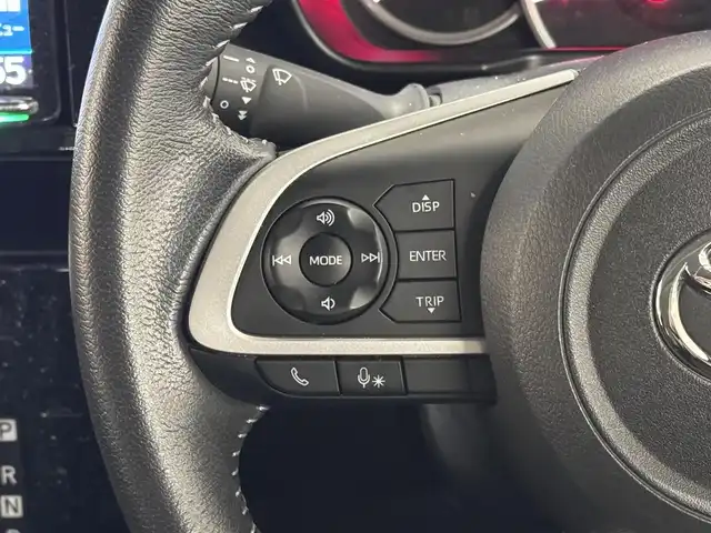 トヨタ ルーミー カスタムG 三重県 2023(令5)年 1.9万km パールホワイトⅢ 後期モデル/ガソリン/FF/インパネCVT/ケンウッド 9インチ『彩速ナビ』 MDV-M909HDL/（FM/AM/CD/DVD/iPod/USB/SD/内蔵メモリ/TV/RCA/Bluetooth/HDMI/ワイヤレスミラーリング）/バックカメラ/両側パワースライドドア/ドライブレコーダー 前後/ビルトイン ETC/衝突回避支援システム（スマートアシスト3）/●衝突警報機能（対車両・対歩行者）/●衝突回避支援ブレーキ機能（対車両・対歩行者）/●誤発進抑制制御機能（前方・後方）/●車線逸脱警報機能/●オートハイビーム/●先行車発進お知らせ機能/・コーナーセンサー（フロントx4/リヤx4、接近お知らせ表示付）/装備/【OP】コンフォートパッケージ/●運転席・助手席シートヒーター/●シートバックテーブル［買い物フック・ドリンクホルダー2個付］（運転席・助手席）/・オートエアコン/・オートライト/・LEDヘッドランプ/・フロントフォグランプ/・ステアリングスイッチ/・プッシュスタート/・スマートキーx1/・純正14inAW/など