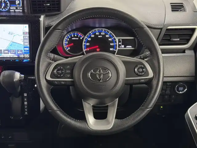 トヨタ ルーミー カスタムG 三重県 2023(令5)年 1.9万km パールホワイトⅢ 後期モデル/ガソリン/FF/インパネCVT/ケンウッド 9インチ『彩速ナビ』 MDV-M909HDL/（FM/AM/CD/DVD/iPod/USB/SD/内蔵メモリ/TV/RCA/Bluetooth/HDMI/ワイヤレスミラーリング）/バックカメラ/両側パワースライドドア/ドライブレコーダー 前後/ビルトイン ETC/衝突回避支援システム（スマートアシスト3）/●衝突警報機能（対車両・対歩行者）/●衝突回避支援ブレーキ機能（対車両・対歩行者）/●誤発進抑制制御機能（前方・後方）/●車線逸脱警報機能/●オートハイビーム/●先行車発進お知らせ機能/・コーナーセンサー（フロントx4/リヤx4、接近お知らせ表示付）/装備/【OP】コンフォートパッケージ/●運転席・助手席シートヒーター/●シートバックテーブル［買い物フック・ドリンクホルダー2個付］（運転席・助手席）/・オートエアコン/・オートライト/・LEDヘッドランプ/・フロントフォグランプ/・ステアリングスイッチ/・プッシュスタート/・スマートキーx1/・純正14inAW/など