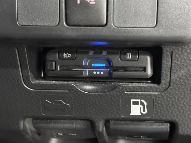 トヨタ ルーミー カスタムG 三重県 2023(令5)年 1.9万km パールホワイトⅢ 後期モデル/ガソリン/FF/インパネCVT/ケンウッド 9インチ『彩速ナビ』 MDV-M909HDL/（FM/AM/CD/DVD/iPod/USB/SD/内蔵メモリ/TV/RCA/Bluetooth/HDMI/ワイヤレスミラーリング）/バックカメラ/両側パワースライドドア/ドライブレコーダー 前後/ビルトイン ETC/衝突回避支援システム（スマートアシスト3）/●衝突警報機能（対車両・対歩行者）/●衝突回避支援ブレーキ機能（対車両・対歩行者）/●誤発進抑制制御機能（前方・後方）/●車線逸脱警報機能/●オートハイビーム/●先行車発進お知らせ機能/・コーナーセンサー（フロントx4/リヤx4、接近お知らせ表示付）/装備/【OP】コンフォートパッケージ/●運転席・助手席シートヒーター/●シートバックテーブル［買い物フック・ドリンクホルダー2個付］（運転席・助手席）/・オートエアコン/・オートライト/・LEDヘッドランプ/・フロントフォグランプ/・ステアリングスイッチ/・プッシュスタート/・スマートキーx1/・純正14inAW/など