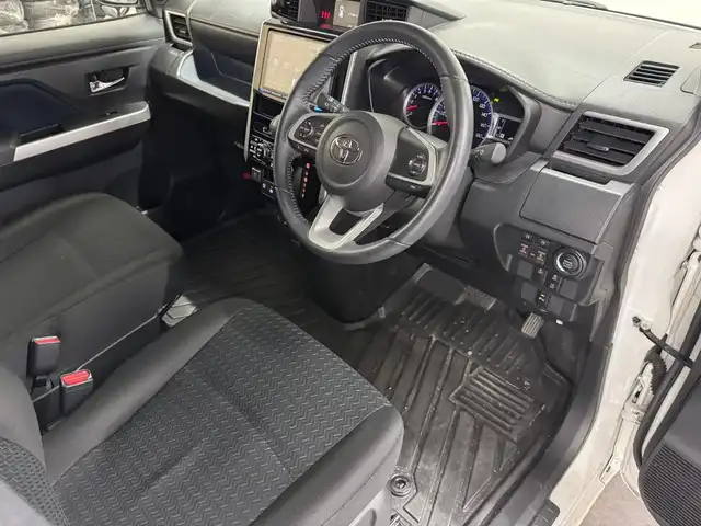 トヨタ ルーミー カスタムG 三重県 2023(令5)年 1.9万km パールホワイトⅢ 後期モデル/ガソリン/FF/インパネCVT/ケンウッド 9インチ『彩速ナビ』 MDV-M909HDL/（FM/AM/CD/DVD/iPod/USB/SD/内蔵メモリ/TV/RCA/Bluetooth/HDMI/ワイヤレスミラーリング）/バックカメラ/両側パワースライドドア/ドライブレコーダー 前後/ビルトイン ETC/衝突回避支援システム（スマートアシスト3）/●衝突警報機能（対車両・対歩行者）/●衝突回避支援ブレーキ機能（対車両・対歩行者）/●誤発進抑制制御機能（前方・後方）/●車線逸脱警報機能/●オートハイビーム/●先行車発進お知らせ機能/・コーナーセンサー（フロントx4/リヤx4、接近お知らせ表示付）/装備/【OP】コンフォートパッケージ/●運転席・助手席シートヒーター/●シートバックテーブル［買い物フック・ドリンクホルダー2個付］（運転席・助手席）/・オートエアコン/・オートライト/・LEDヘッドランプ/・フロントフォグランプ/・ステアリングスイッチ/・プッシュスタート/・スマートキーx1/・純正14inAW/など