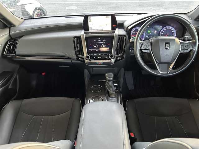トヨタ クラウン ハイブリッド RS アドバンス 長崎県 2019(令1)年 5.7万km プレシャスブラックパール ワンオーナー/メーカーナビ（フルセグ、CD、DVD、AM、FM、BT）/プッシュスタート/電格ウィンカーミラー/BSM/レーダークルーズコントロール/ステアリングリモコン/パドルシフト/オートライト/オートハイビーム/パーキングアシスト/バックカメラ/サイドカメラ/フロントカメラ/全周囲カメラ/電動サイドブレーキ/オートホールド/前後ドラレコ/ハーフレザーシート/DN席パワーシート/D席シートメモリー/DN席シートヒーター/ステアリングヒーター/電動チルトステアリング/革巻きステアリング/純正フロアマット/衝突軽減システム/純正AW/ドアバイザー/スペアキー/保証書/取説