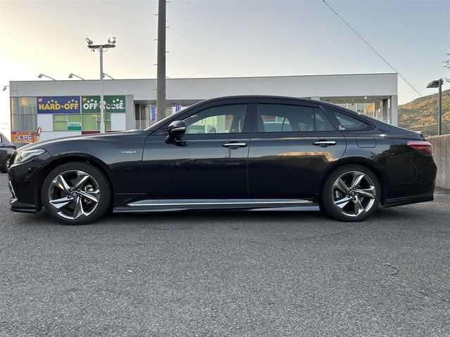 トヨタ クラウン ハイブリッド RS アドバンス 長崎県 2019(令1)年 5.7万km プレシャスブラックパール ワンオーナー/メーカーナビ（フルセグ、CD、DVD、AM、FM、BT）/プッシュスタート/電格ウィンカーミラー/BSM/レーダークルーズコントロール/ステアリングリモコン/パドルシフト/オートライト/オートハイビーム/パーキングアシスト/バックカメラ/サイドカメラ/フロントカメラ/全周囲カメラ/電動サイドブレーキ/オートホールド/前後ドラレコ/ハーフレザーシート/DN席パワーシート/D席シートメモリー/DN席シートヒーター/ステアリングヒーター/電動チルトステアリング/革巻きステアリング/純正フロアマット/衝突軽減システム/純正AW/ドアバイザー/スペアキー/保証書/取説