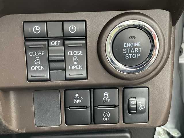 ダイハツ トール G 沖縄県 2021(令3)年 3.9万km ブライトシルバーメタリック 社外ディスプレイオーディオ（Bluetooth・CD・DVD）/両側パワースライドドア/レーンキープアシスト/衝突軽減システム/オートライト/コーナーセンサー/LEDヘッドライト/リアロールサンシェード/電動格納ミラー