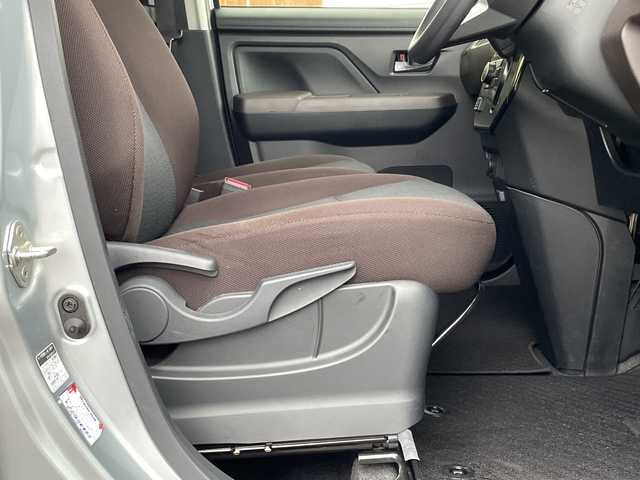 ダイハツ トール G 沖縄県 2021(令3)年 3.9万km ブライトシルバーメタリック 社外ディスプレイオーディオ（Bluetooth・CD・DVD）/両側パワースライドドア/レーンキープアシスト/衝突軽減システム/オートライト/コーナーセンサー/LEDヘッドライト/リアロールサンシェード/電動格納ミラー