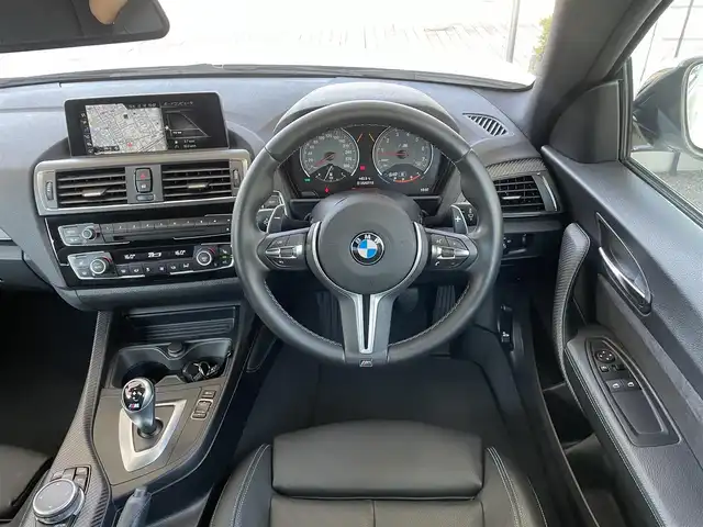 ＢＭＷ Ｍ２ 兵庫県 2016(平28)年 1.9万km アルピンホワイトⅢ ・純正ナビ/・CD/DVD/BT/USB/AUX/・ステアリングリモコン/・バックカメラ/・クルーズコントロール/・本革シート/・前席シートヒーター/パワーシート/・ミラー一体型ETC/・コンフォートアクセス/・アイドリングストップ/・H29/30/R1/2/3/5/6年ディーラー記録/・インテリジェントセーフティ//衝突警告//歩行者警告//車線逸脱警告