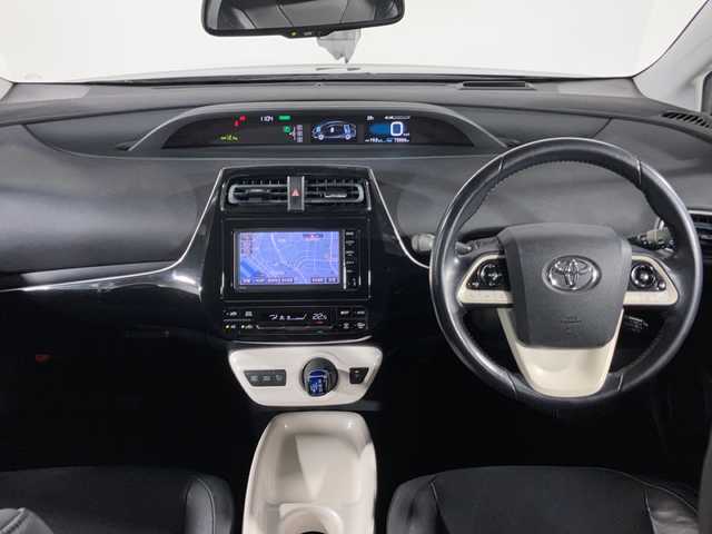 トヨタ プリウス A プレミアム 沖縄県 2016(平28)年 7.4万km グレーメタリック 禁煙車/ワンオーナー/純正ディーラーナビ/→【BT/CD/DVD/ワンセグTV】/バックカメラ/ビルトインETC/前方ドライブレコーダー/HUD（ヘッドアップデイスプレイ）/レーダークルーズコントロール/ステアリングリモコン/レザーシート/前席シートヒーター/トヨタセーフティセンス/→レーンディパーチャーアラート/→プリクラッシュセーフティ/→クリアランスソナー/→BSM（ブラインドスポットモニター）/LEDヘッドライト/オートハイビーム/スマートキー